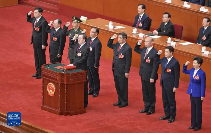 國務(wù)院副總理、國務(wù)委員、秘書(shū)長(cháng)進(jìn)行憲法宣誓