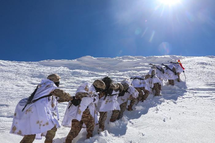 西藏阿里軍分區官兵邊防線(xiàn)上踏雪巡邏
