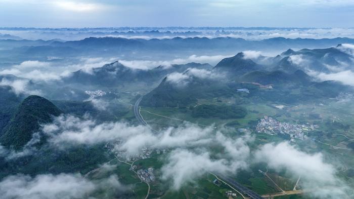 雨后初晴 山村現云海景觀(guān)