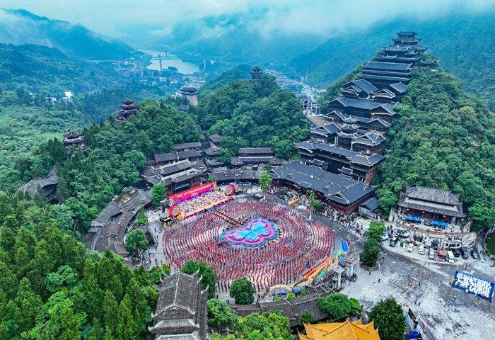重慶苗鄉萬(wàn)人共舞“踩花山”