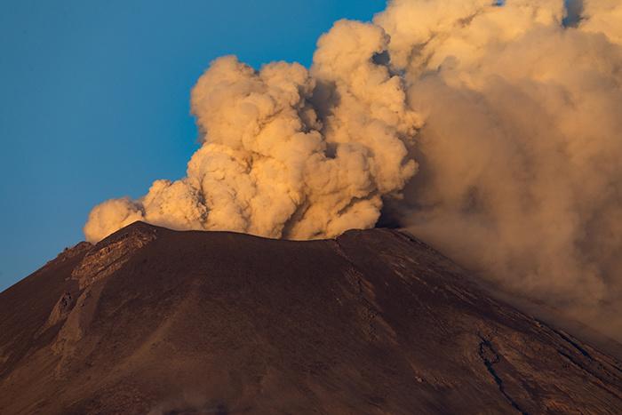 墨西哥波波卡特佩特火山持續噴發(fā)
