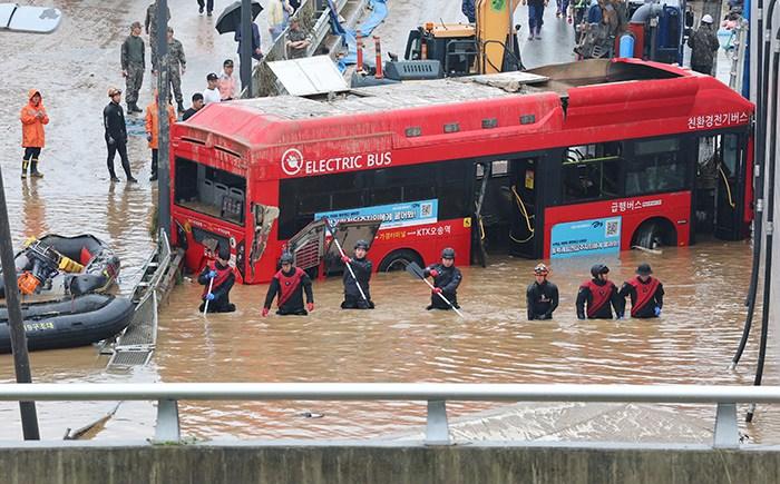 韓國公交車(chē)因暴雨被困