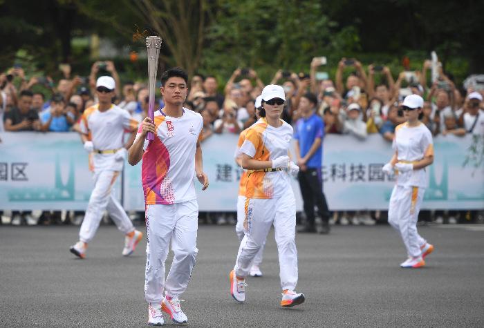 杭州亞運會(huì )火炬在浙江杭州傳遞