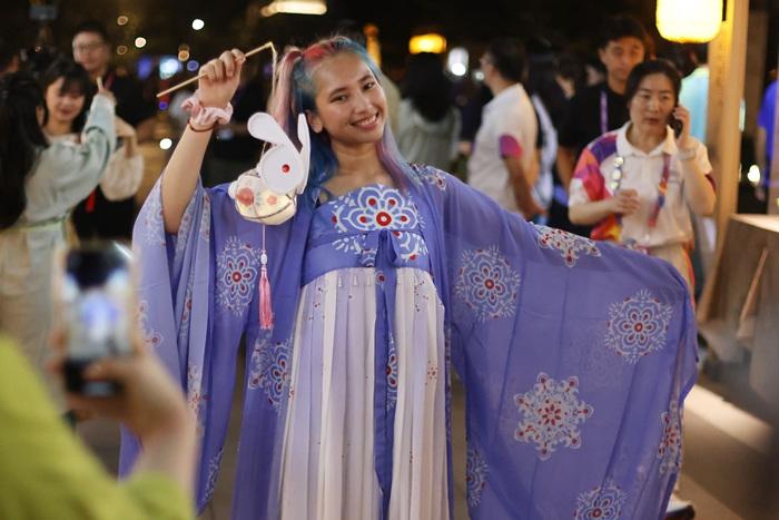 中外運動(dòng)員亞運村里歡樂(lè )過(guò)中秋