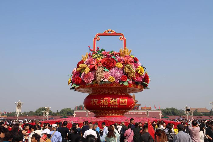 “雙節”假期各地景點(diǎn)游人如織