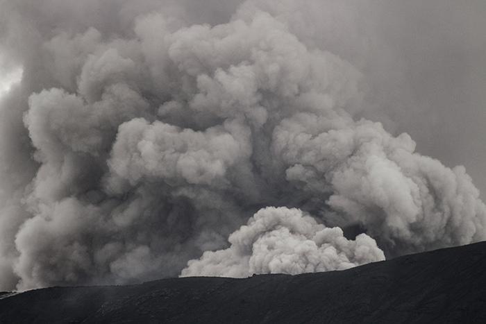 印尼馬拉皮火山持續噴發(fā) 火山灰柱直沖云霄