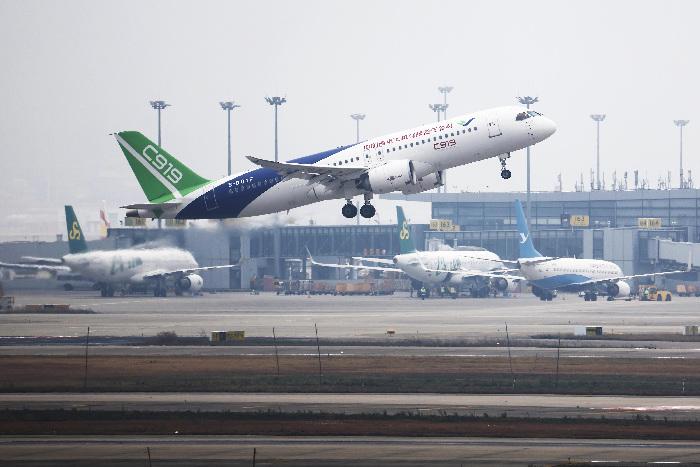 國產(chǎn)C919及ARJ21飛機從上海起飛首訪(fǎng)香港