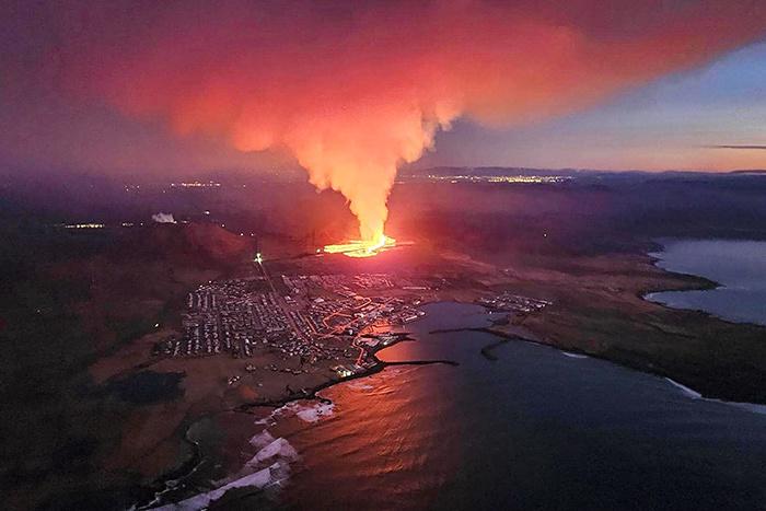 冰島火山在城鎮附近噴發(fā)