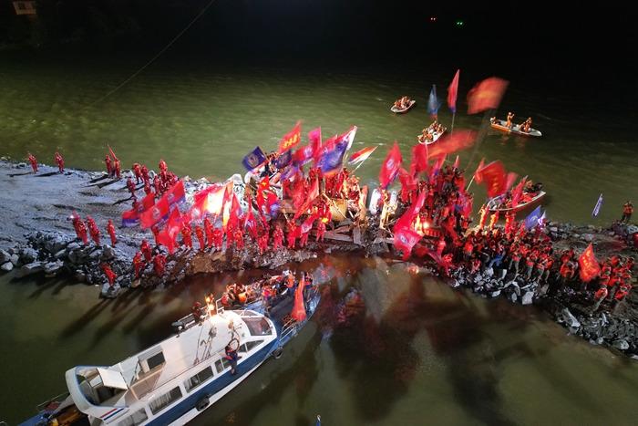 湖南華容縣洞庭湖團洲垸決口實(shí)現合龍