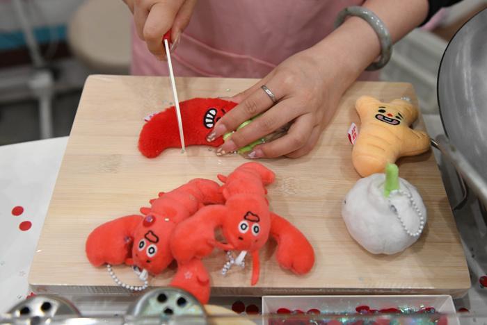 成人“過(guò)家家”來(lái)了！長(cháng)沙湘菜版jellycat受捧
