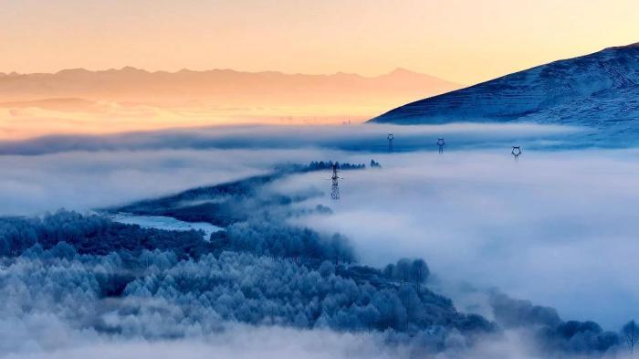 青海門(mén)源現山黛霽雪水畔霧凇美景