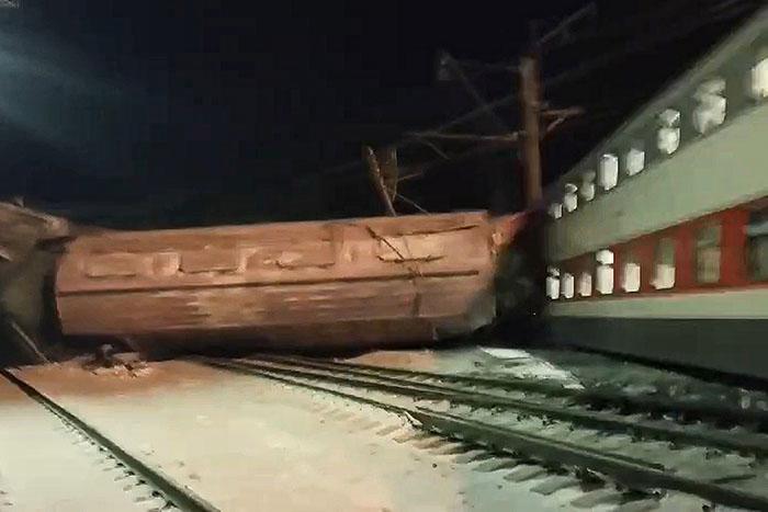 俄羅斯客運列車(chē)與貨運列車(chē)相撞 已造成2人死亡