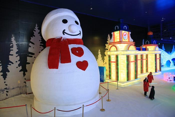 世界最大室內冰雪主題樂(lè )園開(kāi)館迎客