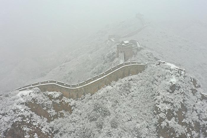 金山嶺長(cháng)城春雪飄飛