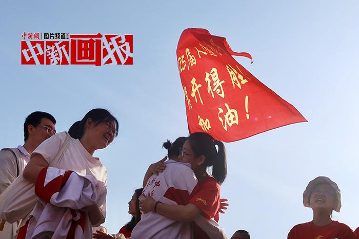 高考啟幕 這些瞬間充滿(mǎn)愛(ài)與期許