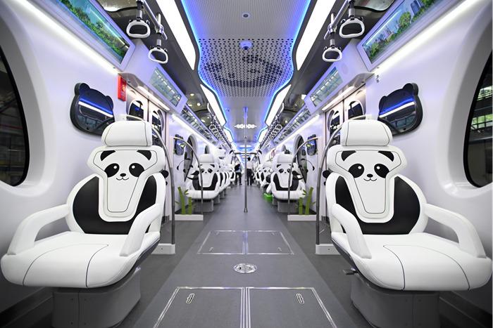 國內首列“熊貓主題”跨座式單軌列車(chē)亮相重慶
