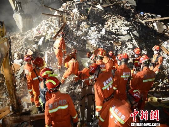溫州民房倒塌：3歲女孩被男子環(huán)抱保護14小時(shí)后獲救