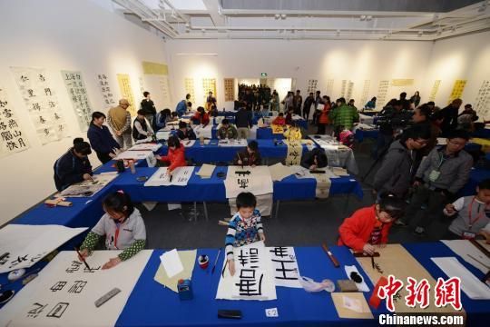 湖南首屆中小學(xué)生書(shū)法大賽開(kāi)賽 眾小選手現場(chǎng)潑墨