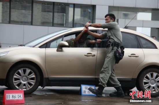 香港警察教學(xué)團在贛培訓教官 處置駕車(chē)持槍匪徒如港片