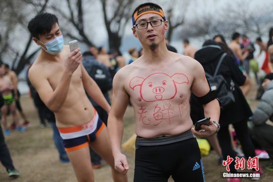 南京年輕人“回歸純粹”快樂(lè )“光豬跑”