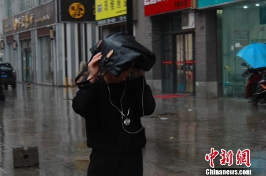 陜西發(fā)布大風(fēng)暴雨預警 街頭上演