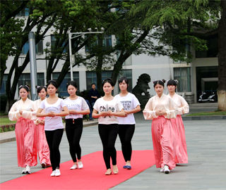 武漢女大學(xué)生著(zhù)漢服演示傳統“及笄禮”