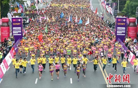 上海浦東國際女子半程馬拉松開(kāi)跑 姚明亮相