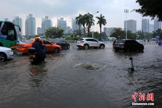 短時(shí)強降雨致三亞部分街道成“河”交通受阻
