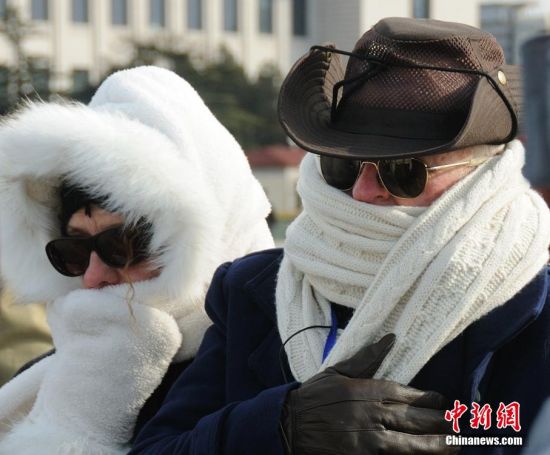 北京發(fā)寒潮藍色預警 游客“全副武裝”頂大風(fēng)游覽
