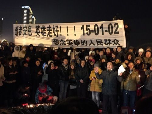 哈爾濱市民自發(fā)哀悼火災中犧牲的消防戰士