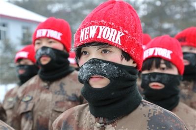 女兵冒零下30℃嚴寒進(jìn)行軍事訓練