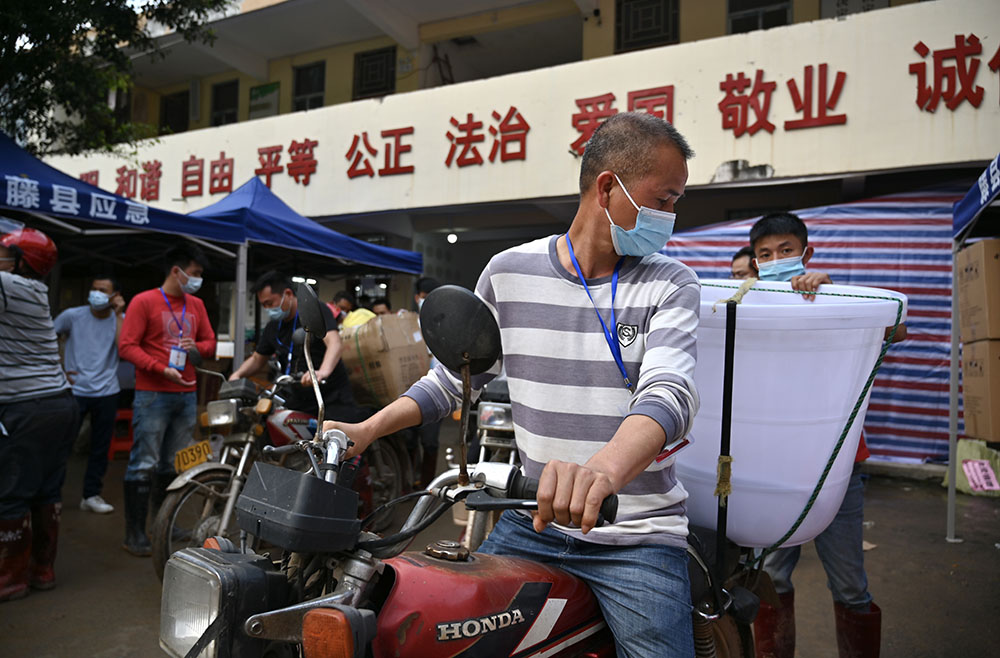 東航客機事故現場(chǎng) 村民騎摩托車(chē)運物資
