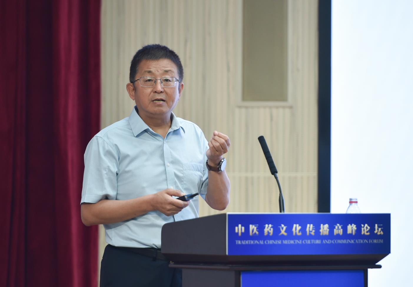 中國中醫科學(xué)院原院長(cháng)、首席研究員、中國非物質(zhì)文化遺產(chǎn)保護協(xié)會(huì )副會(huì )長(cháng)兼中醫藥委員會(huì )會(huì )長(cháng)曹洪欣發(fā)表主旨演講。