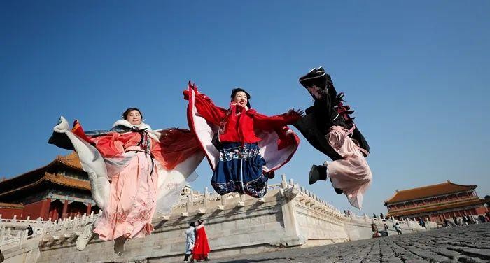 國潮俘獲“Z世代”，中國人審美旨趣向內看