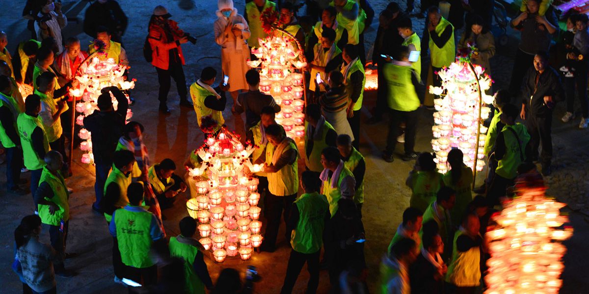 福建閩西：芷溪游花燈——“紙做燈、油點(diǎn)燈、紙包火”