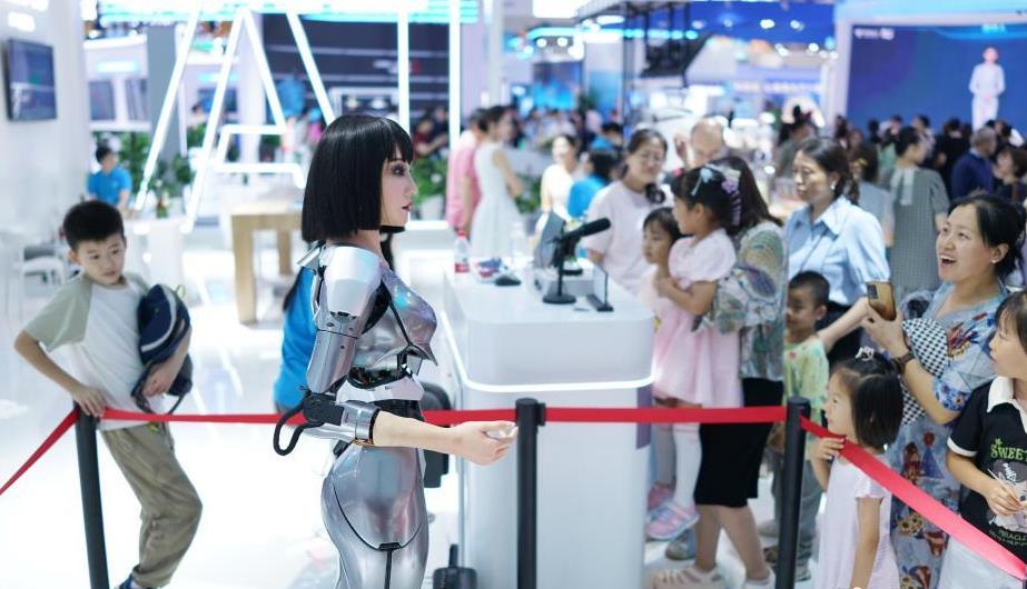 觀(guān)眾在2024世界智能產(chǎn)業(yè)博覽會(huì )參觀(guān)仿生AI機器人
