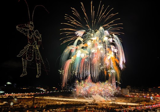 當無(wú)人機遇上煙花 阿拉善夜空開(kāi)啟“夢(mèng)幻魔法”