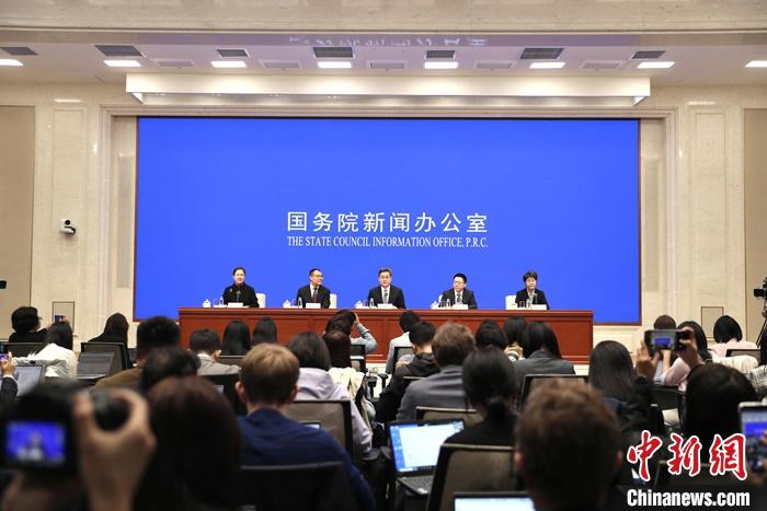 10月12日，中國國務(wù)院新聞辦公室在北京舉行新聞發(fā)布會(huì )，財政部部長(cháng)藍佛安、財政部副部長(cháng)廖岷、財政部副部長(cháng)王東偉、財政部副部長(cháng)郭婷婷介紹“加大財政政策逆周期調節力度、推動(dòng)經(jīng)濟高質(zhì)量發(fā)展”有關(guān)情況，并答記者問(wèn)。 <a target='_blank' href='/'>中新社</a>記者 王紫儒 攝
