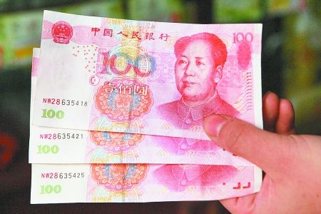男子用假鈔購物套真鈔 專(zhuān)坑小店地攤主 