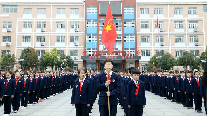 共和國不會(huì )忘記丨走進(jìn)新中國第一所希望小學(xué)的開(kāi)學(xué)第一課