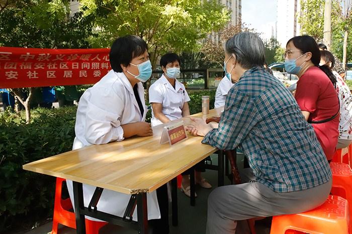 河北滄州“醫院進(jìn)社區”活動(dòng)服務(wù)老年人