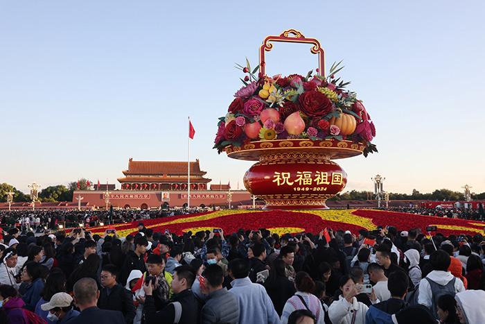 天安門(mén)廣場(chǎng)舉行國慶升旗儀式