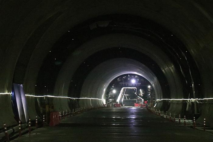 世界最長(cháng)高速公路隧道在新疆貫通