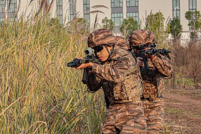 寒冬礪劍！重慶武警特戰隊員冬日練兵忙