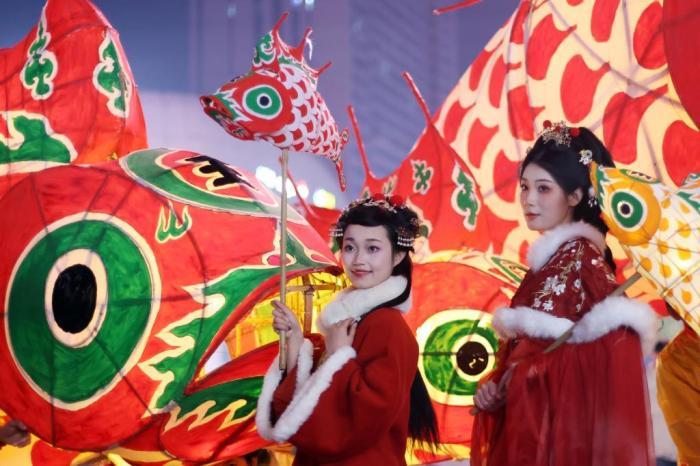 安徽汪滿(mǎn)田魚(yú)燈巡游南京