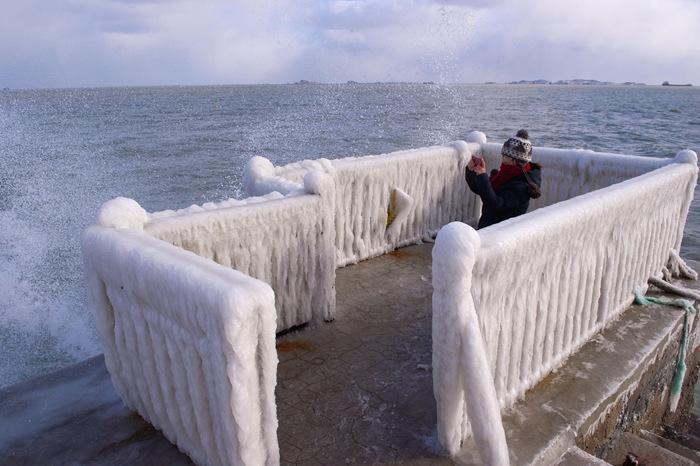 煙臺海濱現冰凌景觀(guān) 游客打卡“冰雪世界”