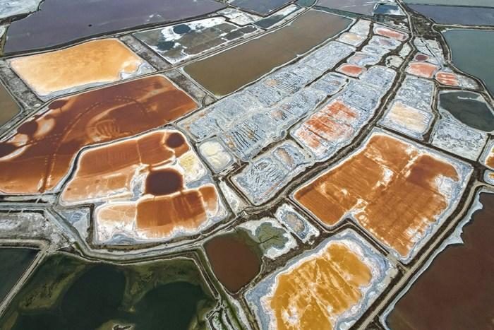 山西運城鹽湖色彩斑斕 空中俯瞰宛如調色盤(pán)
