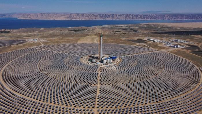 中電建共和100萬(wàn)千瓦光伏光熱項目吸熱塔封頂